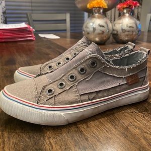 Blowfish 6.5 pull on sneaker